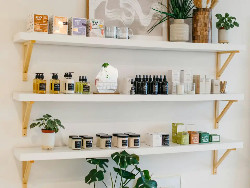 Baldas blancas con producto de cosmética y cuidado personal