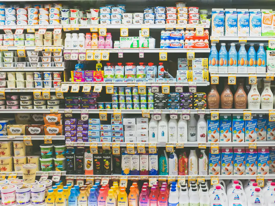 Expositor refrigerado de bebidas en una superficie comercial