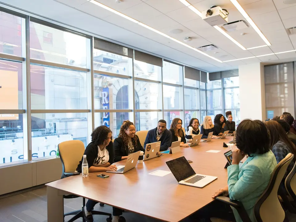 Reunión de un equipo comercial alrededor de una mesa de trabajo